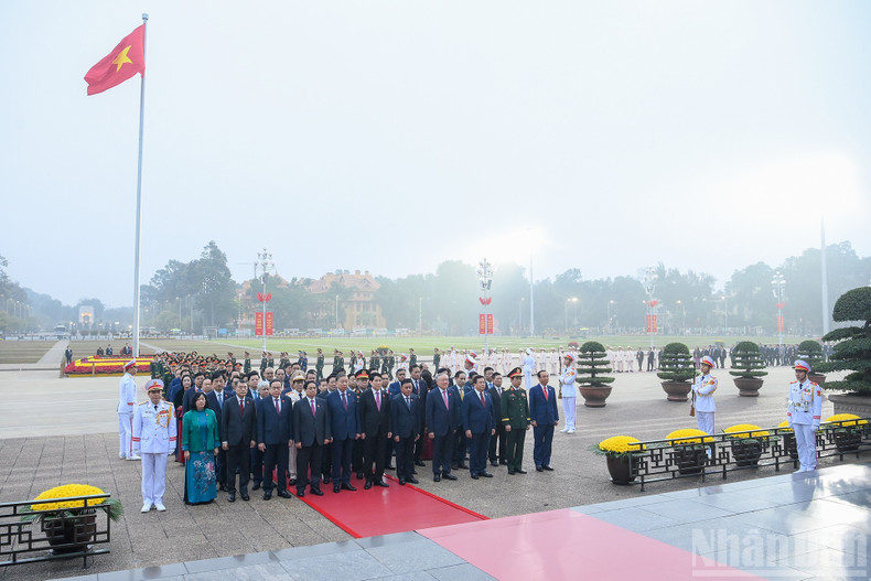19일 오전, 베트남 공산당 제14차 전국대표대회 준비회의에 앞서 당과 국가 지도자 및 대표단이 호찌민 주석 묘소를 찾아 경의를 표하고 있다.
