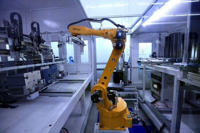 푸토성의 한 공장에서 태양광 패널 생산 라인에 투입된 자율 로봇. (사진: VNA)