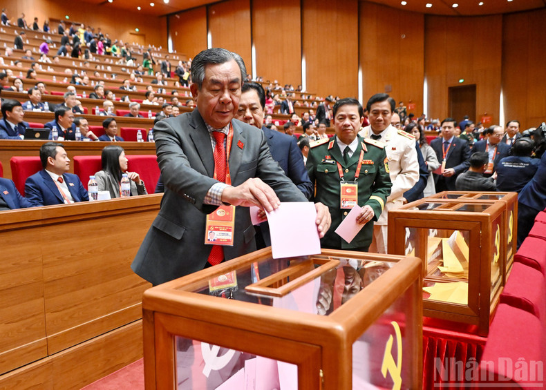 제14기 당 중앙위원회 선출을 위해 투표하는 대의원들.