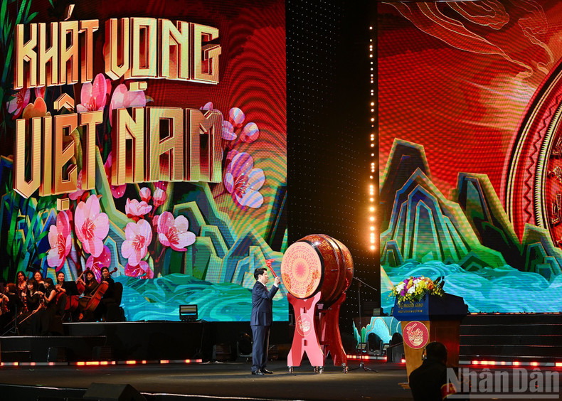 르엉 끄엉 국가주석이 새해 음력설 개막을 알리는 의식 북을 치고 있다.