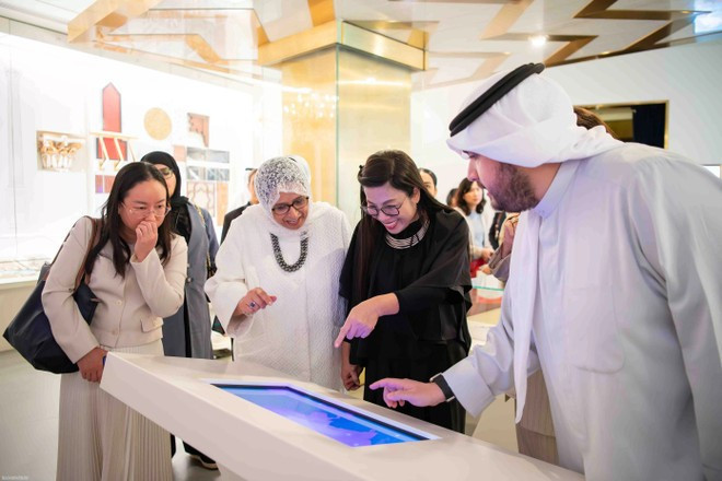 두 배우자가 박물관에서 전시물을 관람하고 있다. (사진: baoquocte.vn)