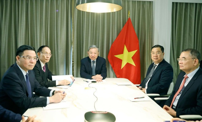 또 럼 베트남 공산당 서기장이 스티브 데인스(공화당, 몬태나) 미국 상원의원과 전화 통화를 하고 있다. (사진: VNA)