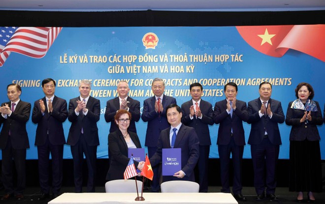 또 럼 베트남 공산당 서기장이 탐 안 종합병원과 Mevion Medical Systems 간 Mevion S250-FIT 양성자 암 치료 시스템 구매 계약 교환을 참관하고 있다. 사진: VNA