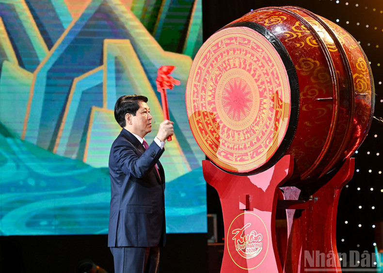 2026년 음력설 개막을 알리는 의식용 북을 치는 르엉 끄엉 주석.