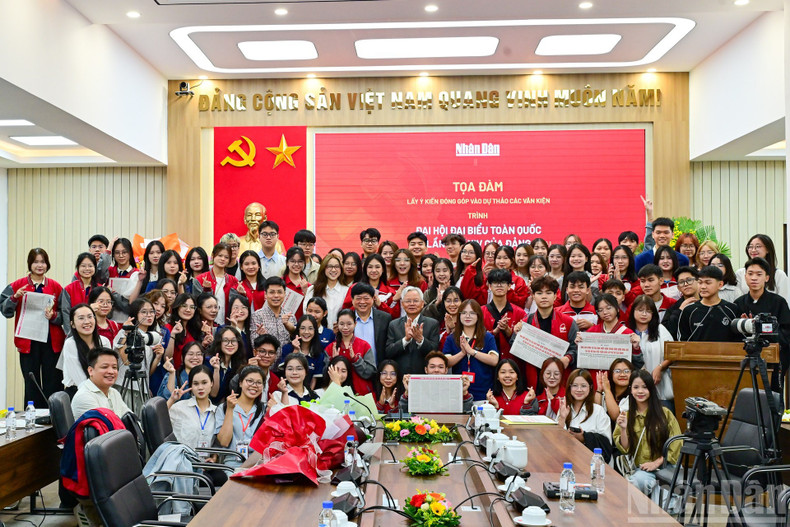 연사들과 젊은 참가자들이 프로그램의 소중한 순간을 함께 사진으로 남기고 있다.