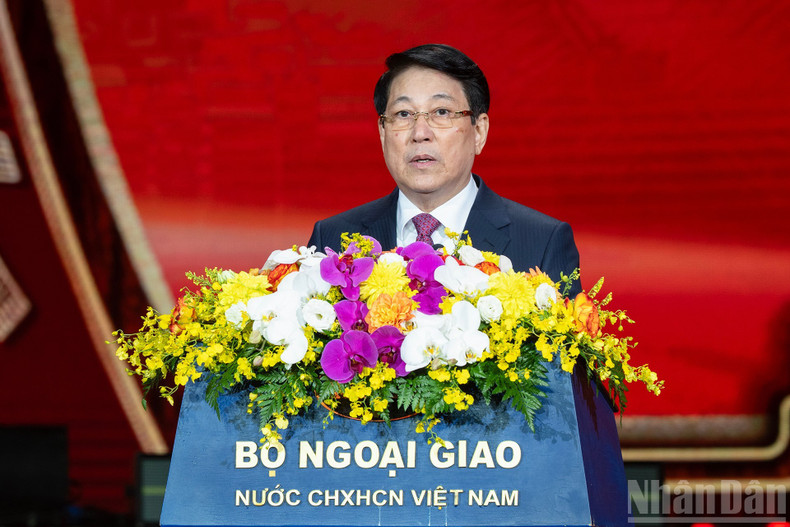 르엉 끄엉 국가주석이 행사에서 연설하고 있다.