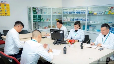 노이바이 응급의료팀의 구성원들이 지휘 근무실에서 전문적인 협의를 진행하고 있다.