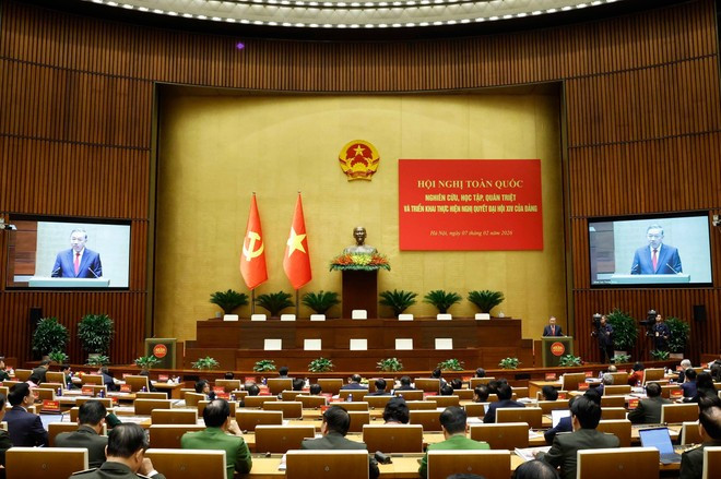 또럼 당 서기장이 7일 전국 회의에서 연설하고 있다. (사진: VNA)