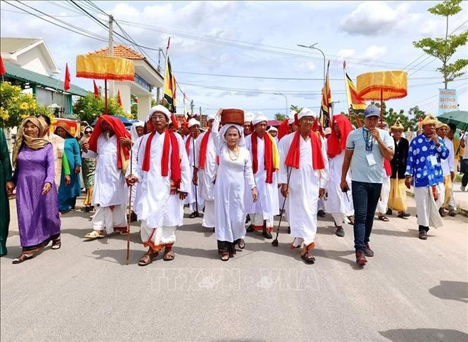 2025년 까떼 축제에서 참 공동체의 브라만 종교 지도자들이 신성한 의상을 모시고 행렬을 이끌고 있다. (사진: VNA)
