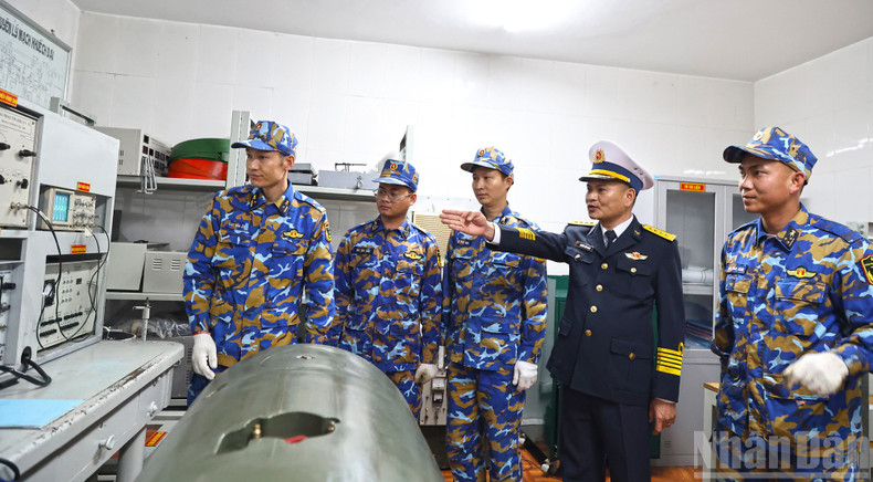 170여단 정치위원 응우옌 딘 만 대령이 A3기지 통제실에서 기술 지원 업무를 점검하고 있다.