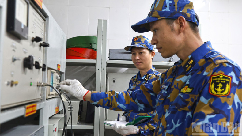 A3기지 유도 장비의 기술적 준비 태세를 확인하는 모습.