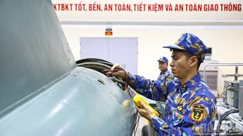 A4기지에서 장교와 병사들이 ‘기술의 날’ 규정을 엄격히 준수하고 있다.