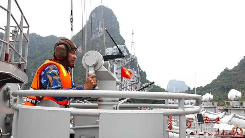 134전대 267함에서의 전투준비 훈련.