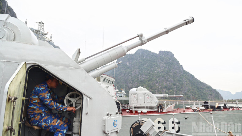 해상에서의 전투준비 경계 훈련.