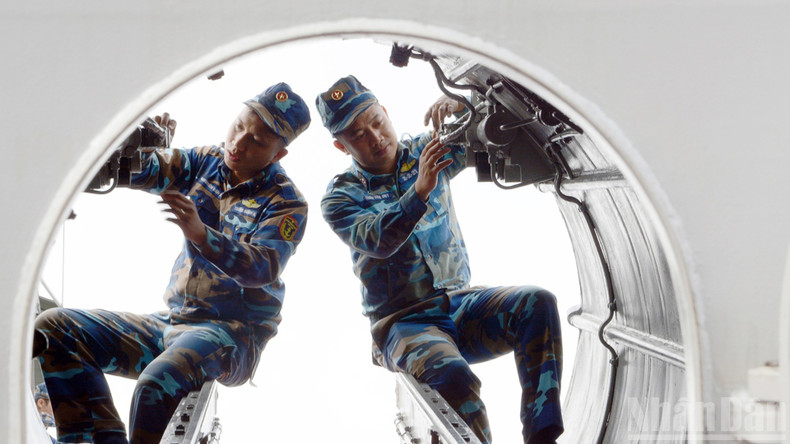 주간 '기술의 날'에 진행되는 기술 정비 활동.