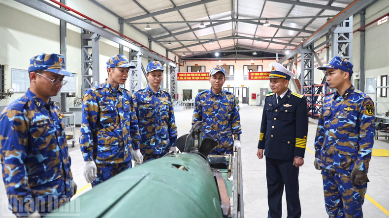 응우옌 딘 만(오른쪽 두 번째) 170여단 정치위원이 장비 정비를 점검하고 있다.