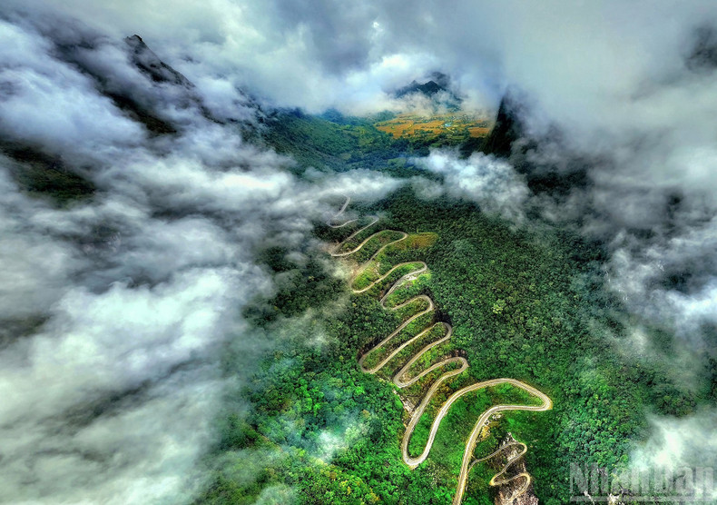 작품: 카우꼭짜 – 쑤언쭝 저항기지(까오방성)로 돌아가는 길. 촬영: 부 만 쿠엉