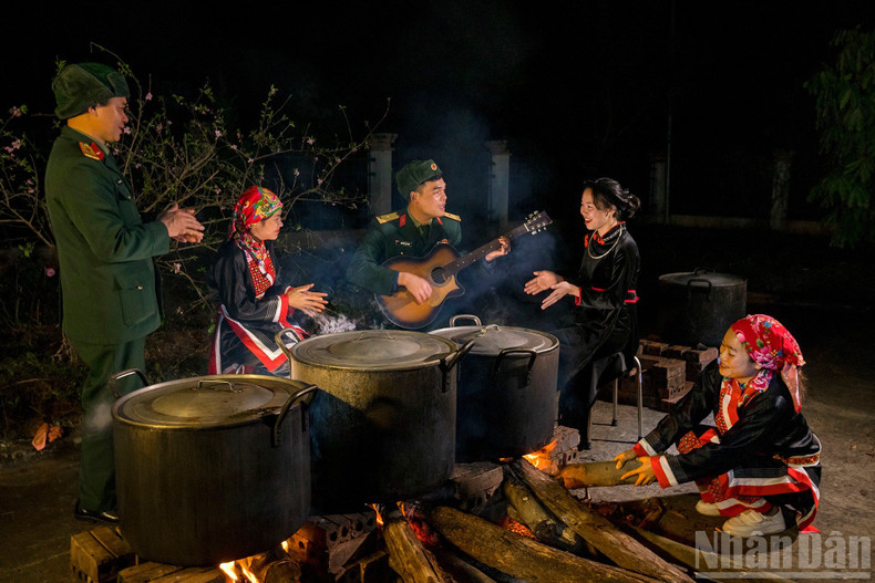 작품: 새로운 삶의 리듬 속에서 전통 공예의 불씨를 지키다. 촬영: 레 탄 팟