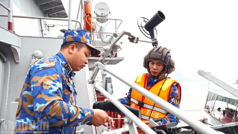 134전대 장교와 병사들이 전투준비 훈련 중 장비의 유지 및 보존을 주도적으로 실시하고 있다.