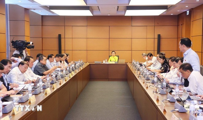 호찌민시 국회 대표단이 소그룹 토론을 진행하고 있다. (사진: VNA)