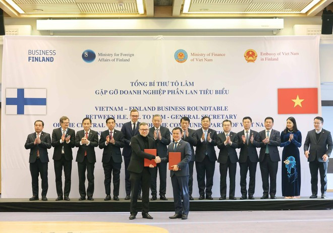 또 럼 서기장이 베트남 비엣텔 군사산업통신그룹과 핀란드 ICEYE 간의 양해각서(MoU) 체결을 참관하고 있다. (사진: VNA)