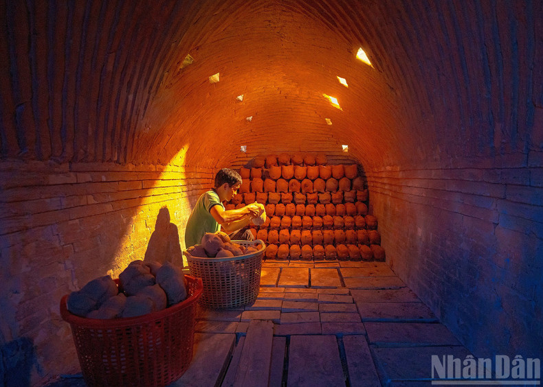 작품: 새로운 삶의 리듬 속에서 전통 공예의 불씨를 지키다. 촬영 레 탄 팟