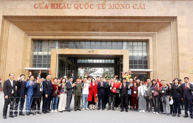 2026년 음력설(뎃) 첫날인 2월 17일, 꽝닌성 지도부가 베트남에 입국한 첫 국제 관광객들을 환영하고 있다. (사진: VNA) 2026년 음력설(뎃) 첫날인 2월 17일, 꽝닌성 지도부가 베트남에 입국한 첫 국제 관광객들을 환영하고 있다. (사진: VNA)