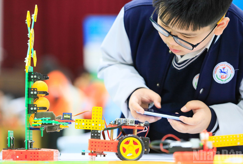 작품: 4차 산업혁명 시대를 향한 로봇공학에 대한 열정. 촬영: 쩐 반 히에우