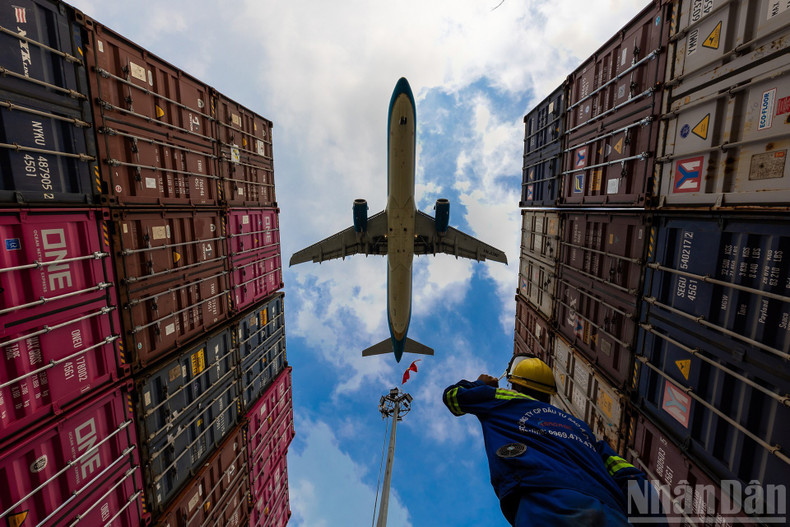 작품: 새로운 시대를 맞이한 베트남 물류 산업의 도약. 촬영: 도 바 흥