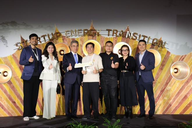 응우옌 닥 타인 주독일 베트남 대사(왼쪽에서 세 번째)가 Alterno 공동 창업자 두 명, 주독일 베트남 대사관 직원들과 함께 기념 촬영을 하고 있다. (사진: VNA)