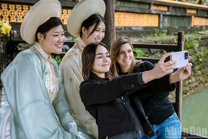 작품: 국제 관광객에게 ‘냐빈’ 전통 의상을 알리다. 촬영: 까오 응우옌 쑤언 닷