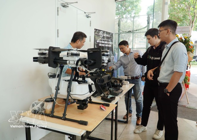 플햇폼 공개 행사에서 선보인 기술 제품 및 장비. (사진: VNA)