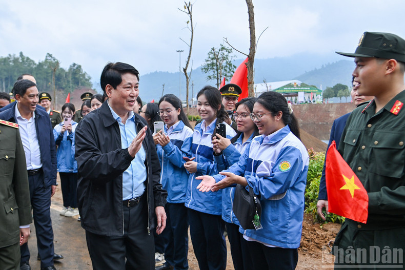 르엉 끄엉 국가주석이 지역 주민들과 함께 행사에 참석하고 있다.