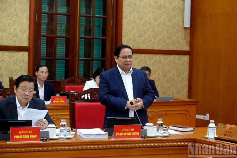 팜 민 찐 총리가 회의에서 발언하고 있다.