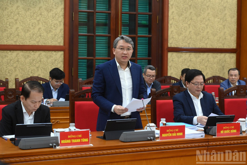 응우옌 하이 닌 법무부 장관이 회의에서 보고서를 발표하고 있다.