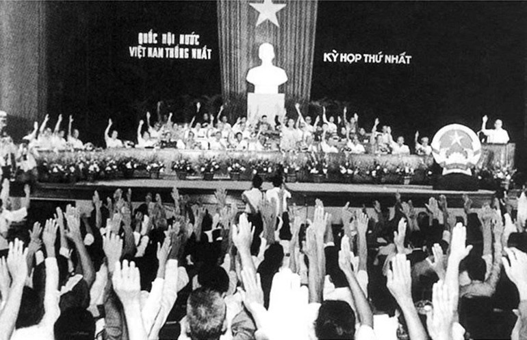 제6기(1976–1981) 선거는 1976년 4월 25일에 실시. 선출 의원 수: 492명. 사진은 1976년 6월 2일 통일 국회 첫 회기에서 국기, 국장, 국가를 채택하는 표결이 진행되는 모습이다.