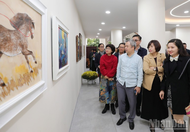 내빈들이 전시회를 관람하고 있다. (사진: THANH DAT)