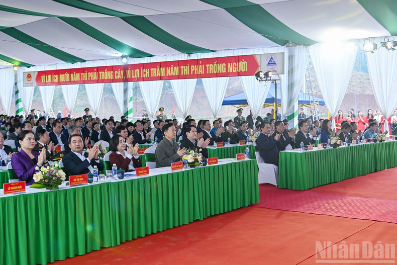 르엉 끄엉 국가주석이 당 및 국가 지도자, 대표들과 함께 행사에 참석하고 있다.