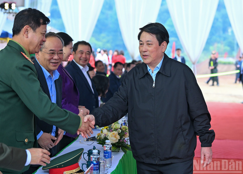 르엉 끄엉 국가주석이 행사에 참석한 대표들과 악수를 나누고 있다.