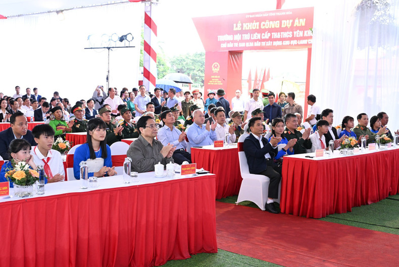 팜 민 찐 총리와 관계자들이 육상 국경 면 지역에 들어선 통합형 초·중등 기숙학교 착공식에 참석하고 있다.