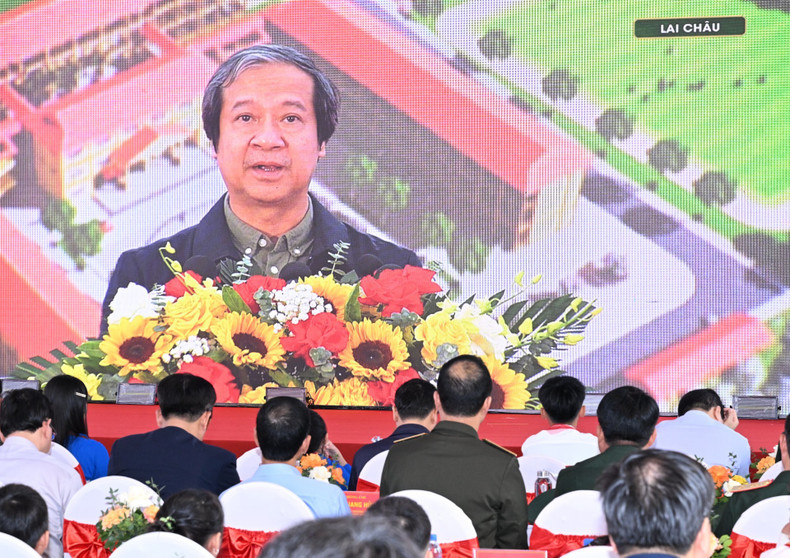 응우옌 낌 선(Nguyen Kim Son) 교육훈련부 장관이 라이쩌우성(Lai Chau) 연결 지점에서 연설하고 있다.