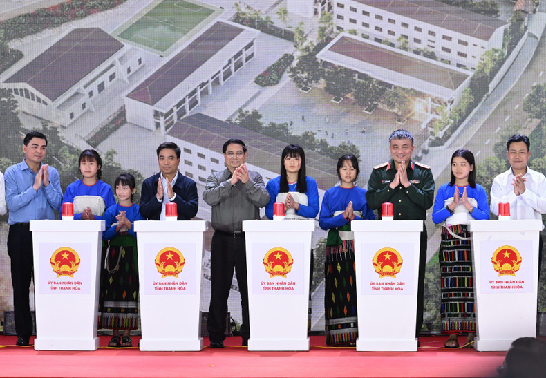 팜 민 찐 총리와 관계자들이 착공식을 진행하고 있다.