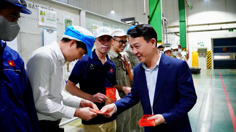 안팟쌍 대표가 새해 첫 근무일에 직원들에게 세뱃돈을 전달하고 있다. 280226-thi-trg-lao-dong-5.jpg