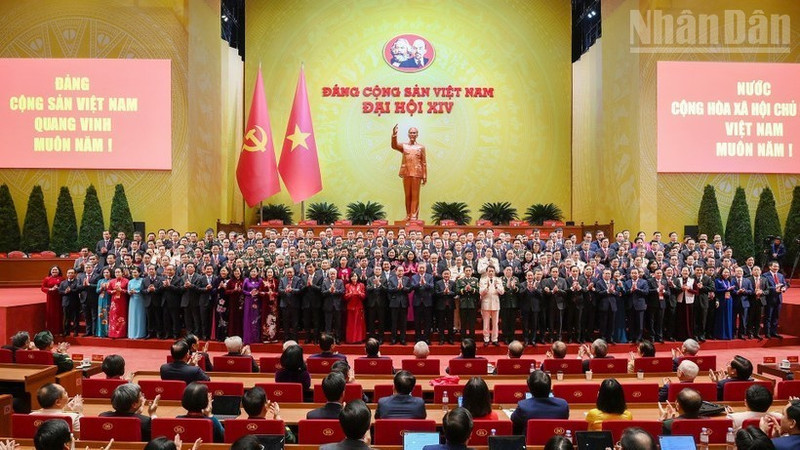 공식 출범한 제14기 당 중앙위원회 위원들.