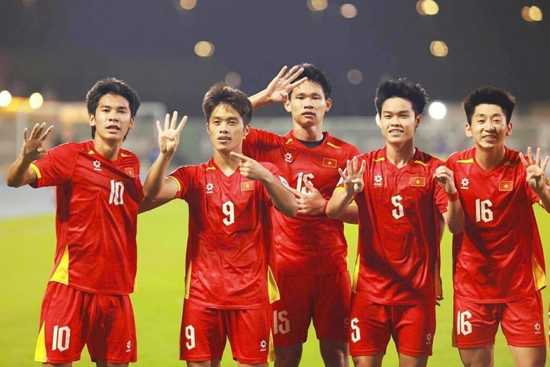 베트남 선수들이 AFC U23 아시안컵 2026 3·4위전에서 응우옌 꾸옥 비엣(9번)이 선제골을 넣은 뒤 기뻐하고 있다. (사진: VNA)