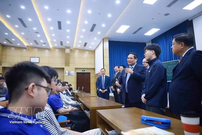 팜 민 찐 베트남 총리가 하노이 과학기술대학교 학생들과 만남을 갖고 있다. (사진: VNA)