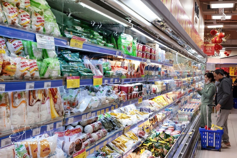 하노이의 Co.opmart 응우옌짜이 슈퍼마켓에서 상품을 고르는 고객들. (사진: 베트남통신사)