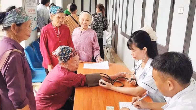 라오까이성 보건 당국은 소수 민족 공동체와 노년층을 위한 홍보 및 의료 서비스를 지속적으로 최우선 과제로 삼아왔다. (사진: 라오까이성 보건국)