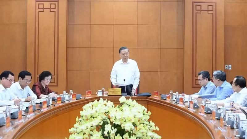 노동력의 질 향상, 지속 가능한 고용 창출, 국가의 새로운 발전 요구에 부응하는 인적 자원 개발을 위한 실무 회의. (사진: nhandan.vn)