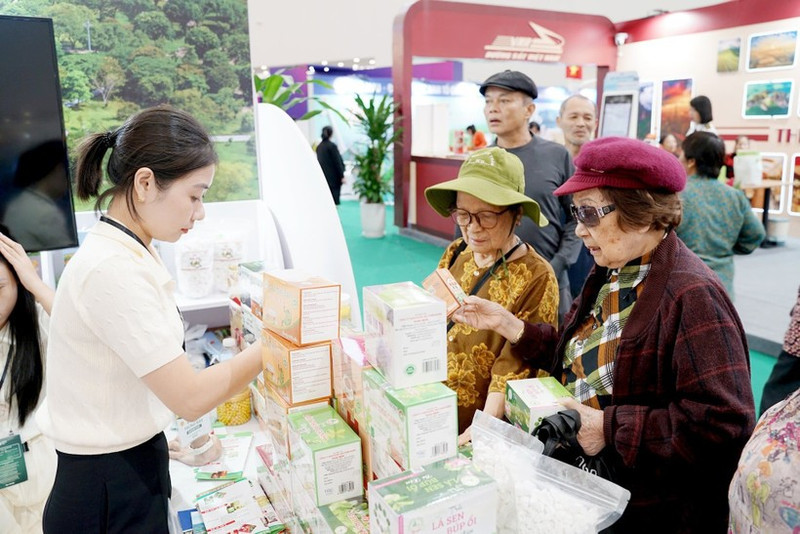 농업 협동조합들이 무역 박람회에서 자사 제품을 소개하고 있다. 사진: 남 응우옌